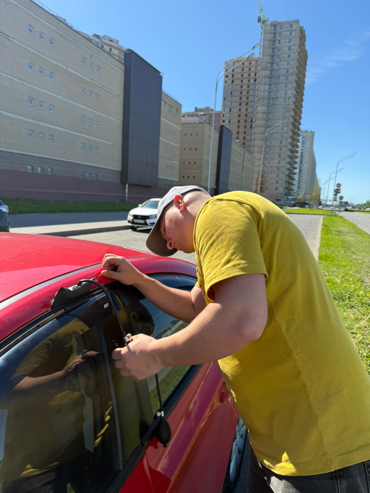 Аварийное вскрытие автомобиля мастером в Низино